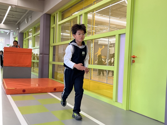 學(xué)生在南樓二層的體能教師訓(xùn)練。人民網(wǎng)記者孫競 攝