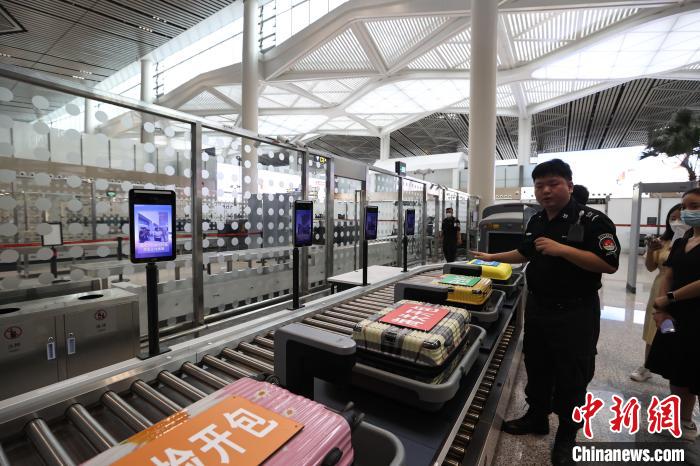 （高質(zhì)量發(fā)展調(diào)研行）探訪?？诿捞m國(guó)際機(jī)場(chǎng)封關(guān)運(yùn)作項(xiàng)目：將實(shí)現(xiàn)旅客“無(wú)感通關(guān)”