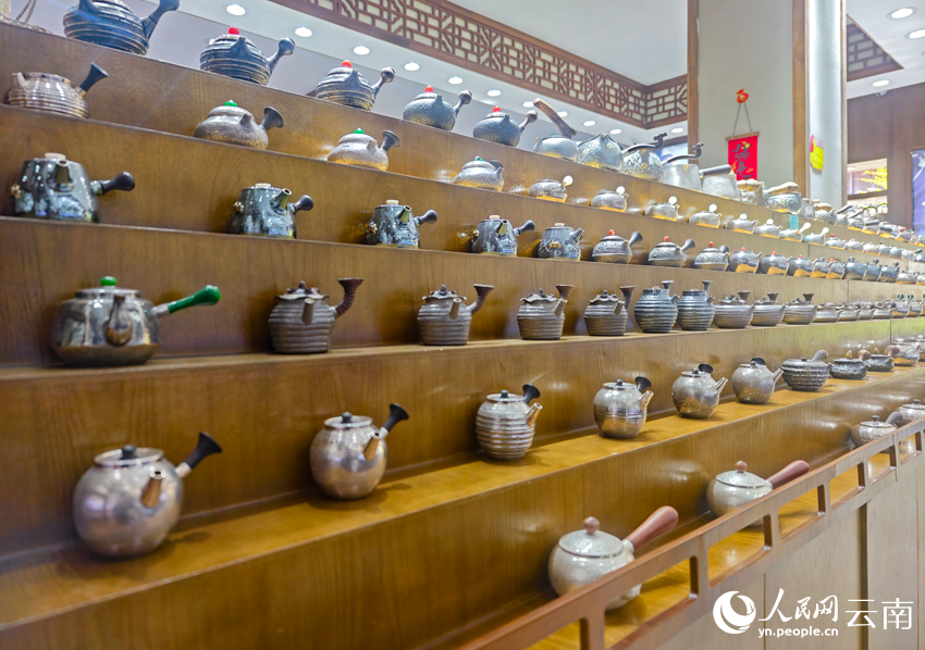 8新華村一家銀器店里的各類銀器。人民網(wǎng)記者 符皓攝