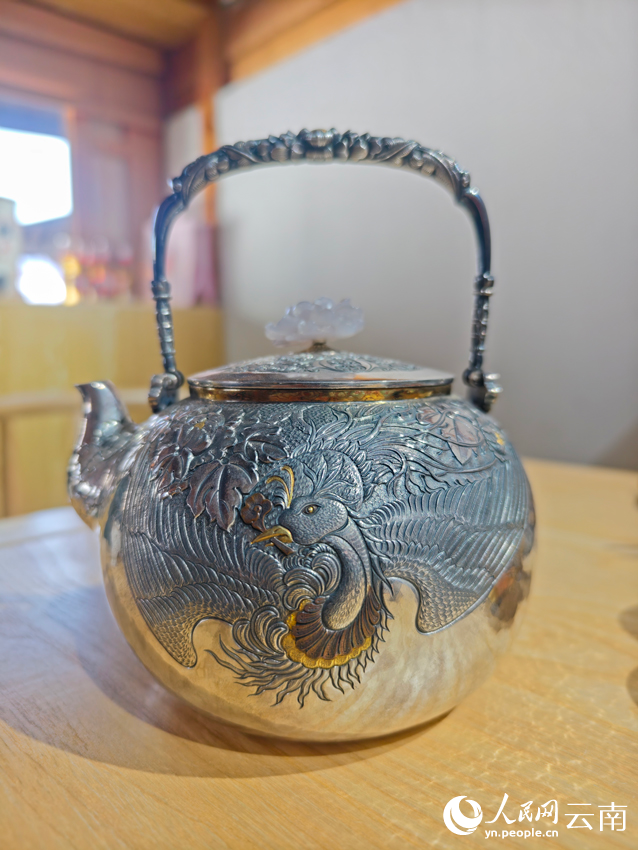 李耀華制作的銀壺。人民網(wǎng)記者 符皓攝