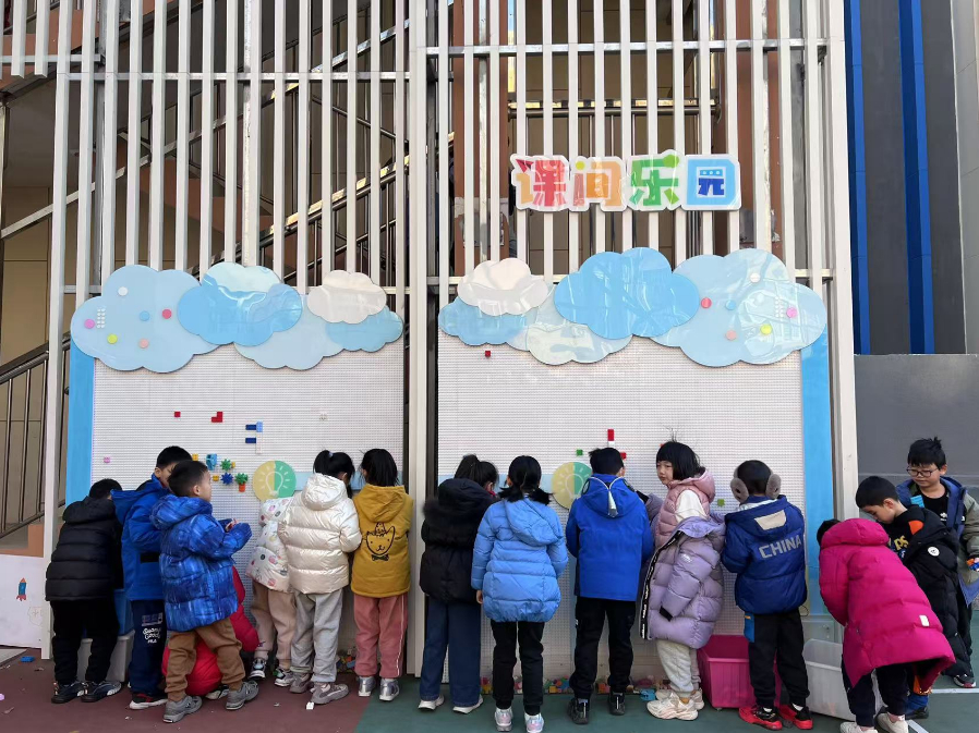 學(xué)生們在課間樂園玩拼圖。人民網(wǎng) 白炅攝