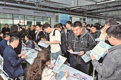 2024年3月，在蘭州大學(xué)2024屆畢業(yè)生大型春季綜合雙選會現(xiàn)場，青年學(xué)子踴躍報名西部用人單位。 蘭州大學(xué)供圖