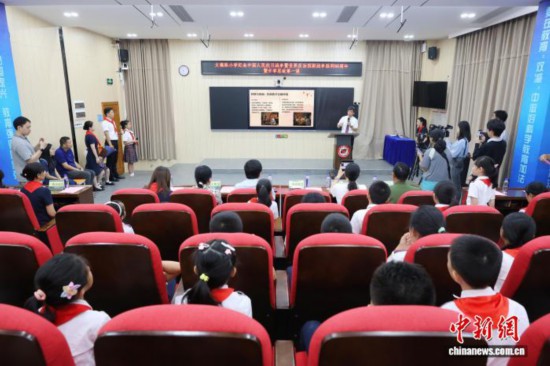 廣州中醫(yī)藥大學(xué)副校長、廣東省中醫(yī)院院長張忠德向?qū)W生講述“抗戰(zhàn)中的中醫(yī)藥”。吳遠團 攝