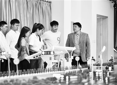 圖為天津大學智能與計算學部教師在沙盤教室內(nèi)給學生講授智能駕駛等方面的內(nèi)容。 新華社記者 趙子碩攝