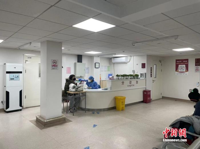 一名患者在醫(yī)院發(fā)熱門(mén)診區(qū)就診 韋香惠 攝