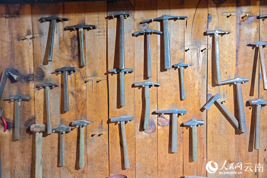 新華村銀器加工作坊里的小錘。人民網(wǎng)記者 符皓攝