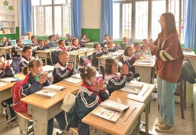 2023年5月，西北師范大學(xué)學(xué)生在新疆阿克蘇地區(qū)溫宿縣吐木秀克鎮(zhèn)第一小學(xué)實習(xí)支教。 卓杰攝