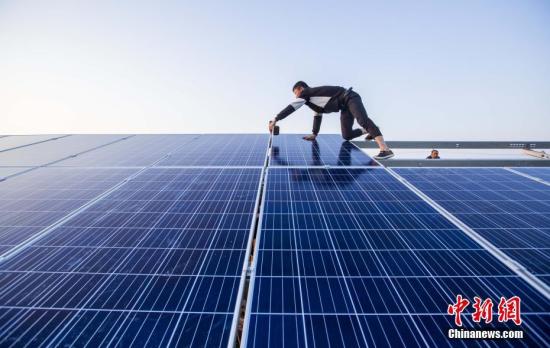 資料圖：4月23日，航拍正在建設(shè)的江西都昌縣磯山湖“漁光一體”光伏電站。傅建斌 攝