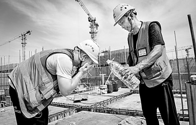 近日，多地迎來高溫天氣，圖為中鐵十二局工人在河北雄安新區(qū)大河片區(qū)安置房項目建設現(xiàn)場洗臉解暑。 新華社發(fā)
