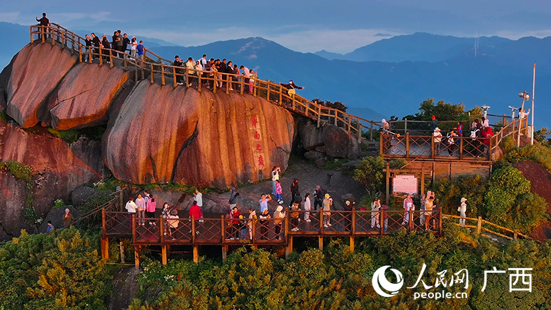 游客在觀賞日出。人民網(wǎng) 雷琦竣攝