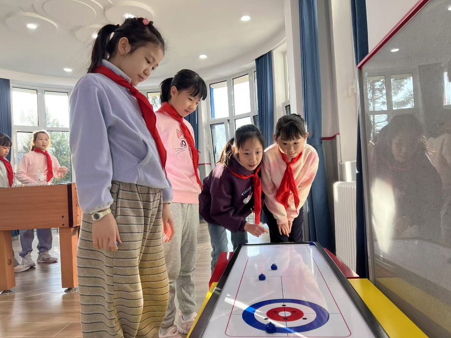 學(xué)生們在少先隊(duì)大廳進(jìn)行課間活動(dòng)。人民網(wǎng) 白炅攝