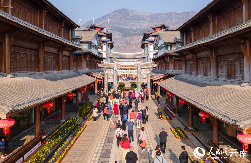 游客打卡新華村。人民網(wǎng)記者 符皓攝