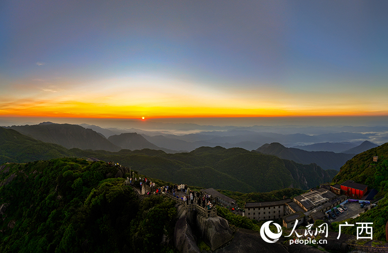 紅日破云而出。人民網(wǎng) 雷琦竣攝