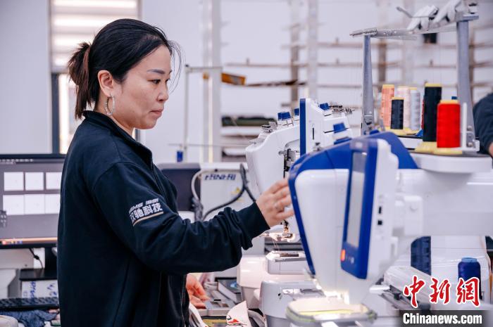 莆田鞋企通過快速打樣線，實現(xiàn)個性化訂制。　李南軒 攝