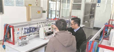 圖為哈爾濱工程大學(xué)教師指導(dǎo)學(xué)生開展新工科課程的實驗項目。受訪者供圖