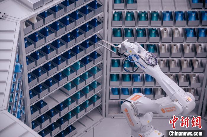 車間里，鞋楦配送機械臂在有序工作。　李南軒 攝