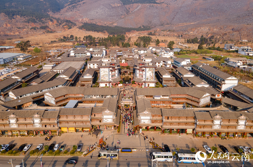 密布銀器加工作坊的新華村。人民網(wǎng)記者 符皓攝