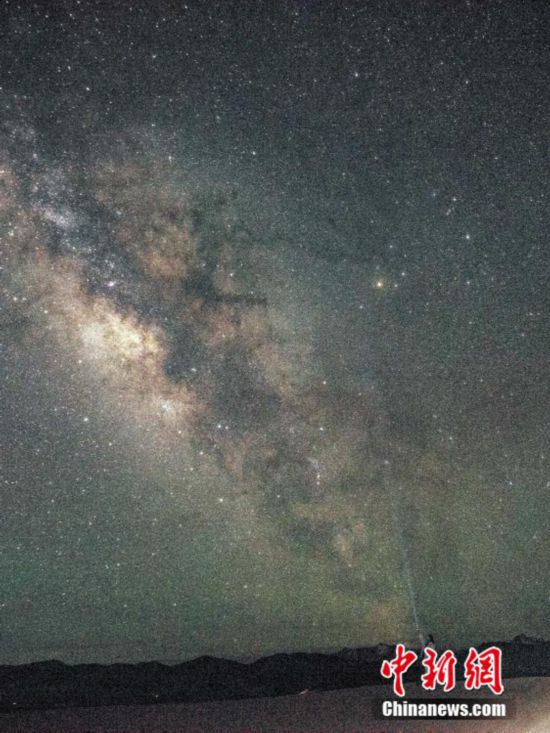 圖為6月20日晚游客在西藏阿里暗夜公園，與銀河“合影”。曹枝清 攝