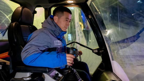 吉林市松花湖滑雪度假區(qū)內(nèi)，工作人員正駕駛壓雪車平整雪道。新華社記者 唐成卓 攝