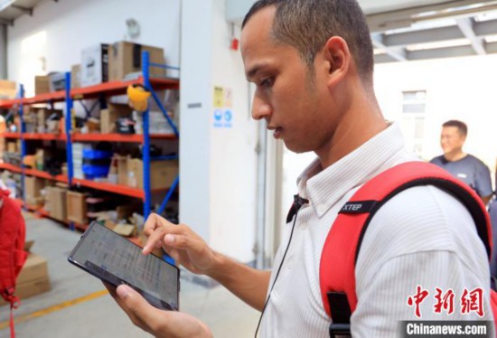 4日下午，西南交通大學孟加拉國留學生Zahidul Alam正借助“AI學伴”學習AI。 中新社記者 王磊 攝