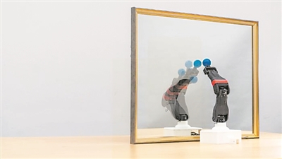  圖為機(jī)器人觀察自己在鏡子中的倒影，學(xué)習(xí)自身的形態(tài)和運(yùn)動(dòng)學(xué)，實(shí)現(xiàn)自主模擬。圖片來(lái)源：美國(guó)哥倫比亞大學(xué)