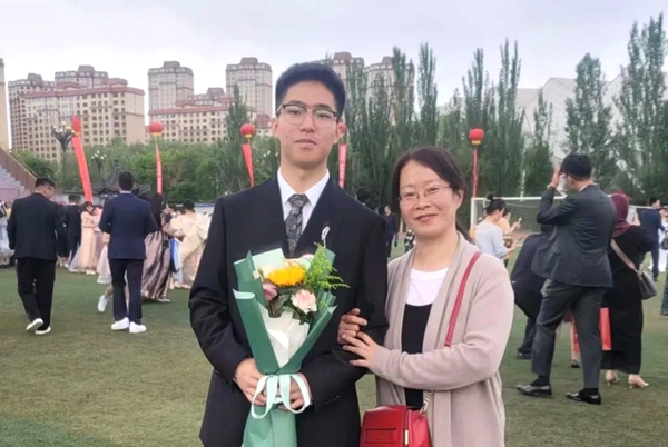 劉傲寒和媽媽合影。北航供圖