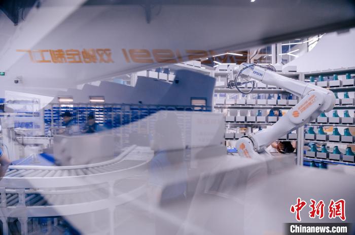 定制鞋自動化生產(chǎn)車間一角?！±钅宪?攝