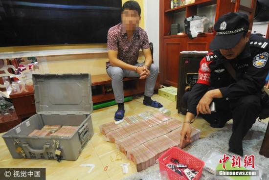 廣西南寧警方8月21日通報(bào)，當(dāng)?shù)亟粘晒善粕姘附痤~15.19億元人民幣的特大傳銷案件。圖為當(dāng)場繳獲的成捆現(xiàn)金。 圖片來源：視覺中國