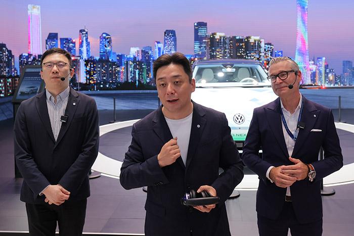 11月17日，上汽大眾汽車有限公司銷售與市場(chǎng)執(zhí)行副總經(jīng)理、上海上汽大眾汽車銷售有限公司總經(jīng)理俞經(jīng)民(中間)參加廣州車展展臺(tái)活動(dòng)。 上汽大眾 供圖