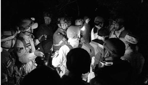 救援隊在龍山搜尋。