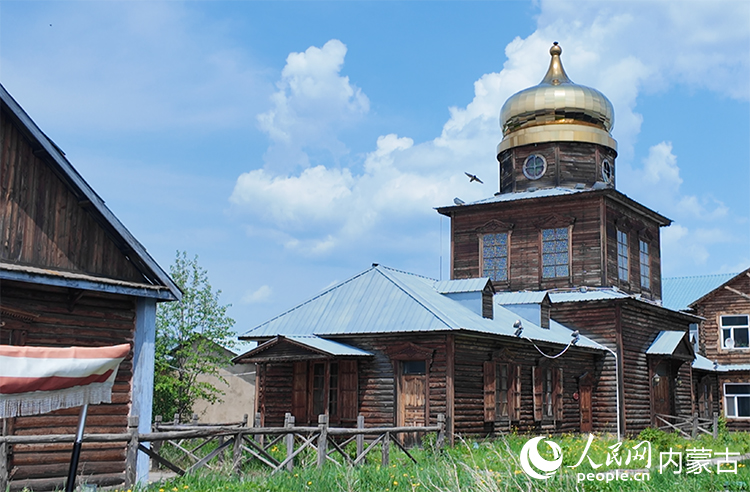 頗具特色的“木刻楞”房屋。人民網(wǎng)記者 齊浩男攝