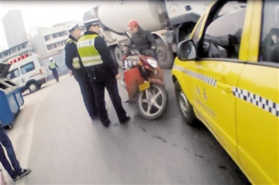 交巡警發(fā)現(xiàn)張師傅還是酒駕。 本報記者 甘俠義 攝