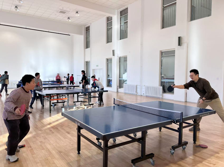 老師和學(xué)生在課間打乒乓球。人民網(wǎng) 白炅攝
