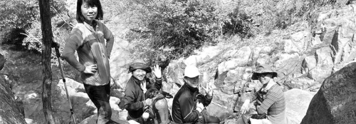 近日，資深驢友隨哥組織驢友到濟南仲宮太甲山游玩。圖為驢友正在山路上休息。隨哥供圖