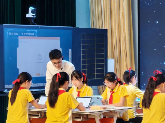 重慶科學城樹人思賢小學校教師執(zhí)教“S2C”示范課。