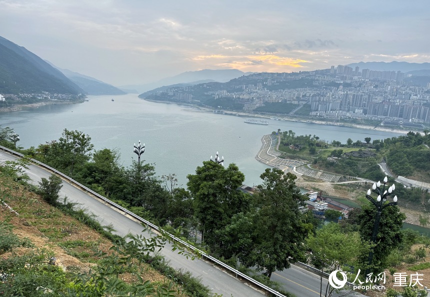 從巫山縣龍門街道江村遠眺，左側(cè)為三峽里·竹枝村，右側(cè)為巫山縣城。人民網(wǎng)記者 劉政寧攝