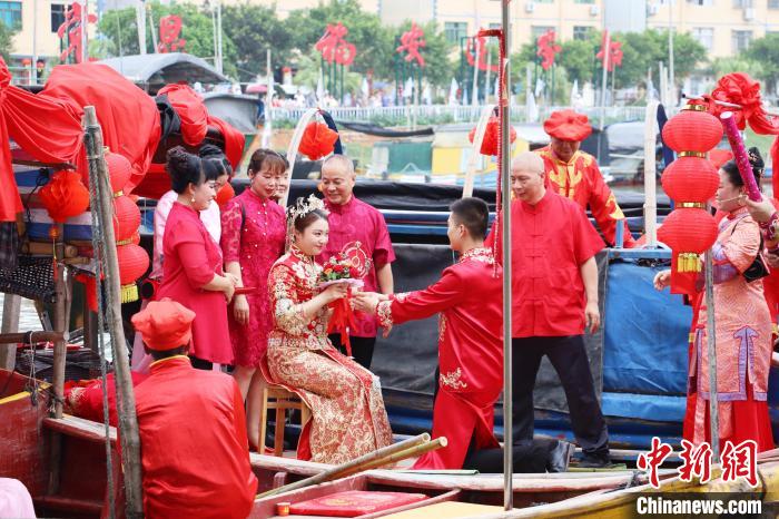 連家船民婚俗秀之迎親禮和成親禮?！×珠派?攝