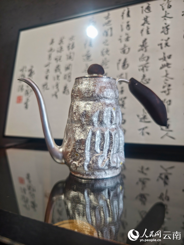 李杰加工制作的銀壺。人民網(wǎng)記者 符皓攝