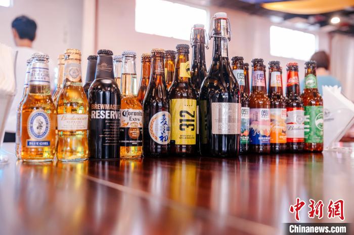 莆田基地主要生產(chǎn)全球旗艦品牌百威、科羅娜、貝克等啤酒，并生產(chǎn)雪津啤酒、雪山啤酒、藍妹啤酒等?！±钅宪?攝