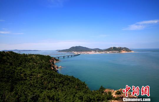 煙臺(tái)環(huán)境優(yōu)美、氣候宜人，遍布的海水浴場(chǎng)、濱海觀光景點(diǎn)為游艇帆船產(chǎn)業(yè)發(fā)展創(chuàng)造了條件。(資料圖) 楊兵 攝