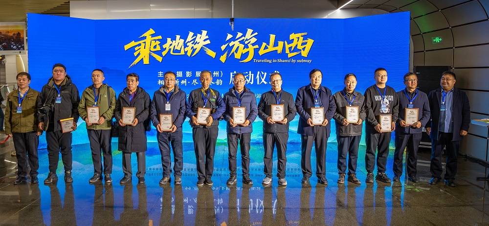 活動為參展攝影家頒發(fā)入展證書。